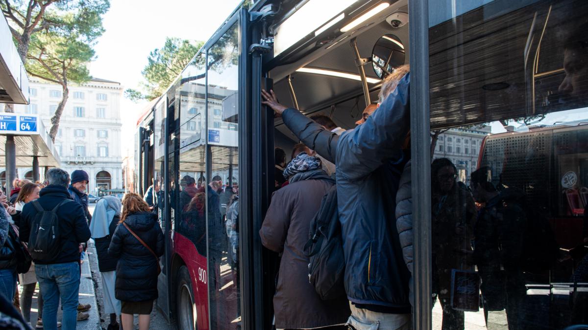 Sciopero Dei Mezzi Luned Maggio Nel Lazio Si Fermano Bus Tram