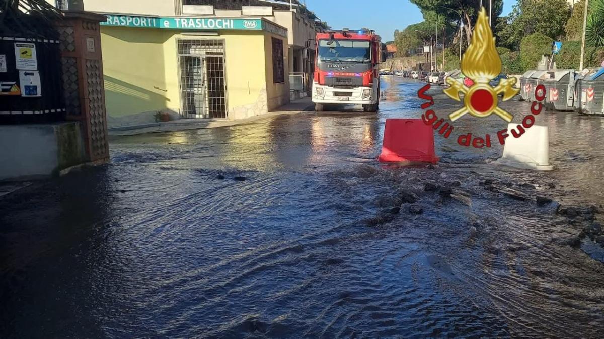 Torre Maura Si Rompe Un Tubo Sotterraneo Allagata Via Silicella