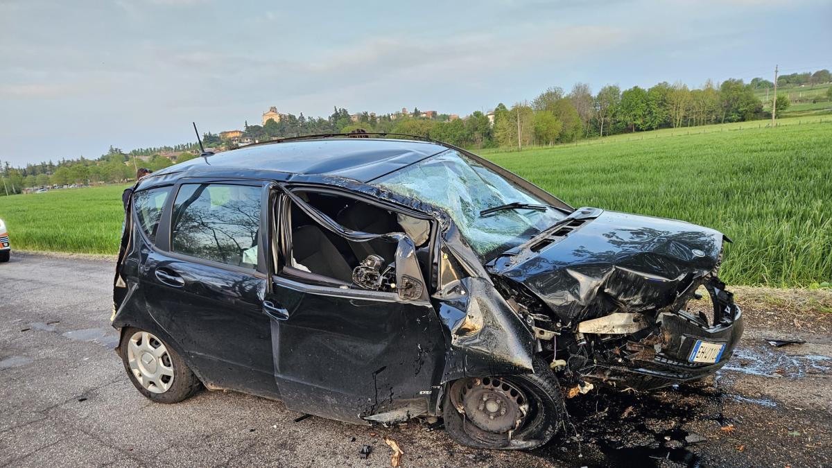 Si Schianta Contro Un Platano E Distrugge L Auto Quasi Illeso Un