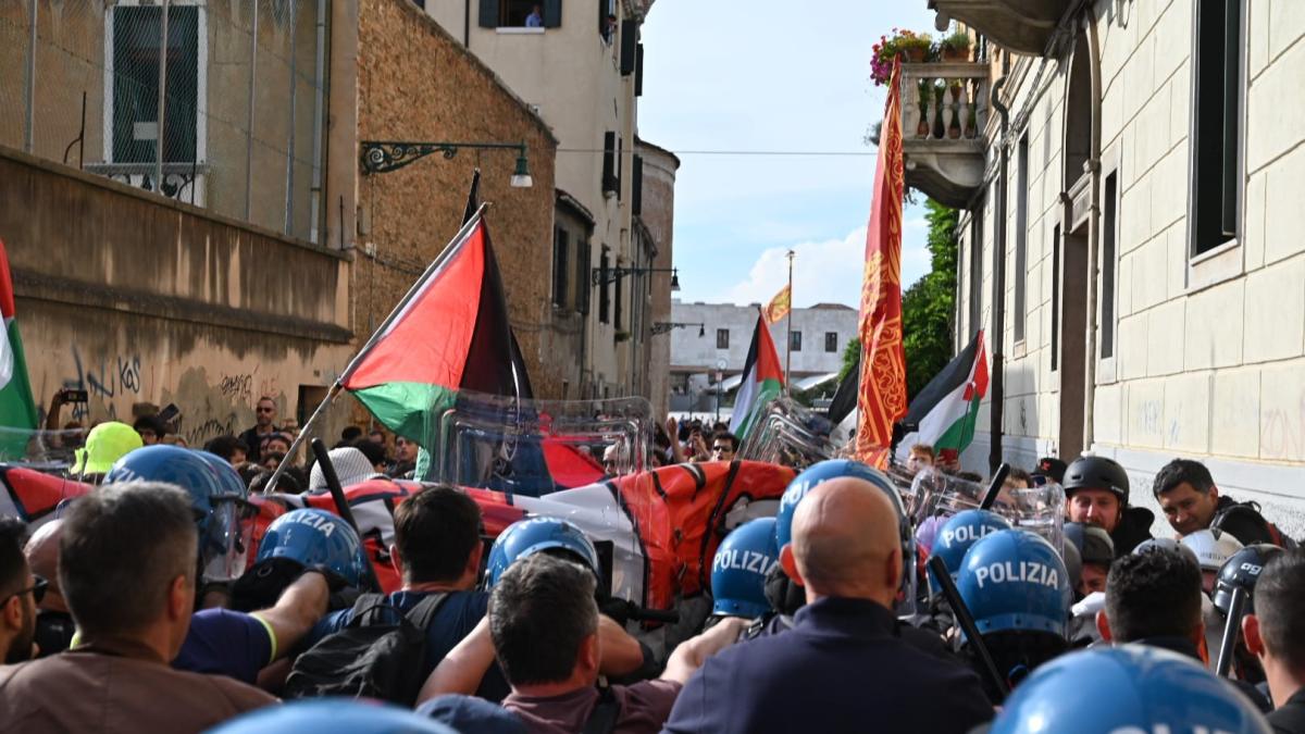 G7 A Venezia Il Corteo Dei Centri Sociali Tenta Di Raggiungere La Sede