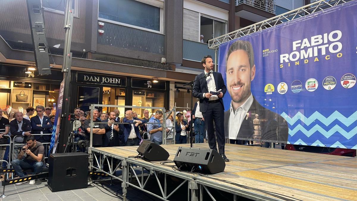 Bari Il Popolo Del Centrodestra In Piazza Per Presentare Candidati