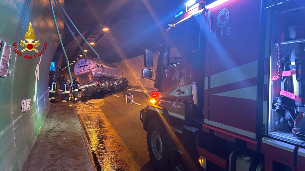 Incidente Sulla Torino Bardonecchia Tir Perde Il Controllo Nella