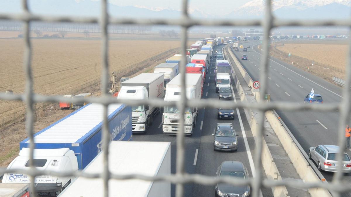 Incidente A1 Mezzo Pesante Si Ribalta Nella Notte Chiuso Il Tratto