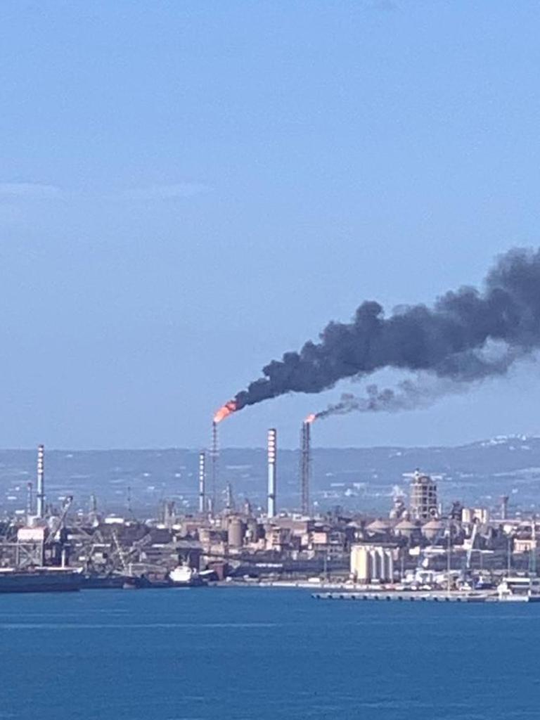 Taranto Nella Raffineria Eni Si Bloccano Gli Impianti Fiamme E Fumo