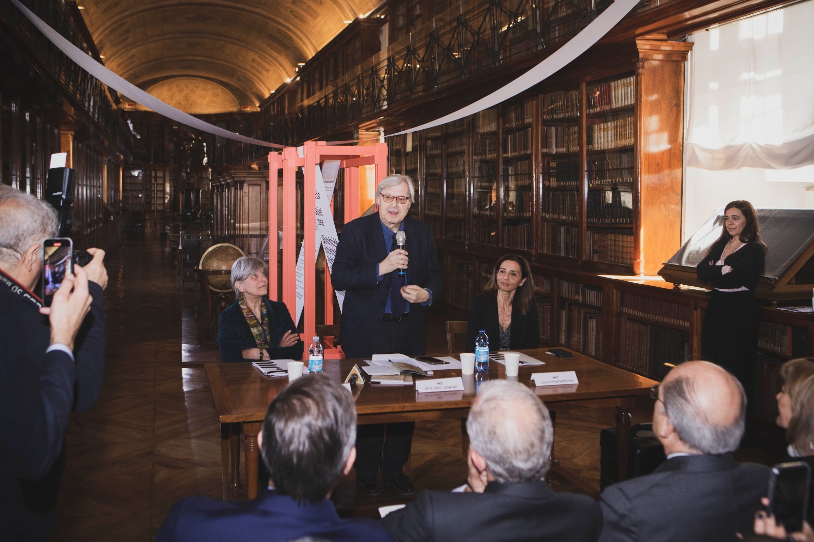 Torino Sgarbi Presenta Leonardo Il Sottosegretario Alla Mostra Il