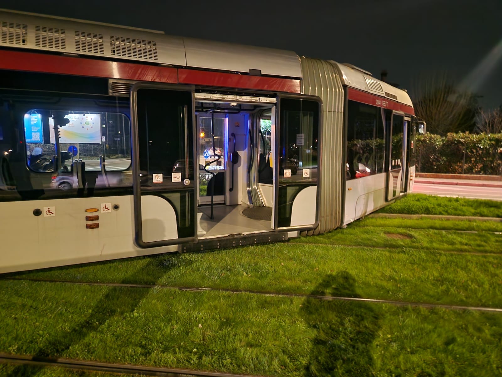 Incidente A Scandicci Scontro Con Un Auto Fa Deragliare Il Tram