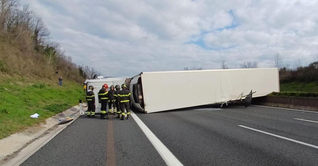 Incidente Sull A1 A Frosinone Autotreno Si Ribalta Tratto Chiuso Per