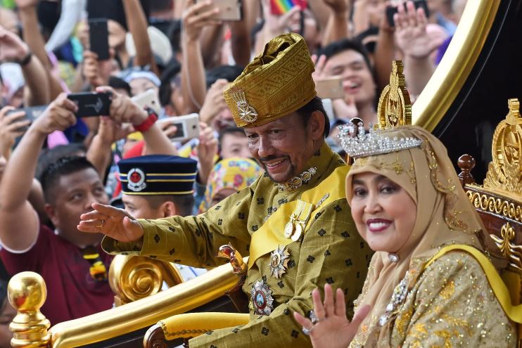 Chi è il sultano del Brunei che vuole comprare Villa Certosa dai 12