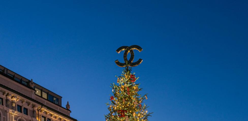 Milano, in piazza Cordusio si accende l'albero rosso e oro di Chanel