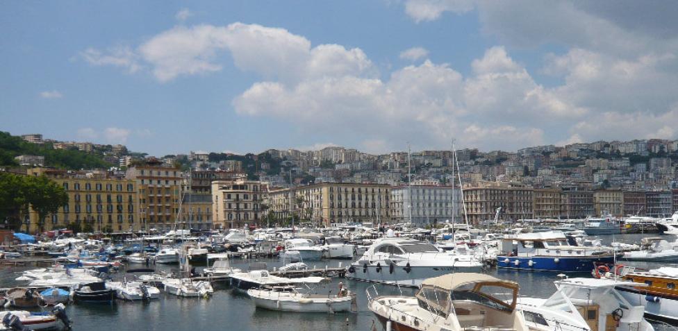 Vedi Napoli (solo) da lontano: porte chiuse allo yacht del patron