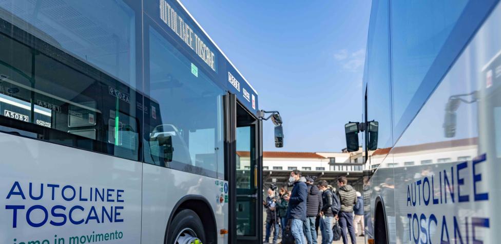 Arezzo aspetta che l autista gli stacchi il biglietto ma nel