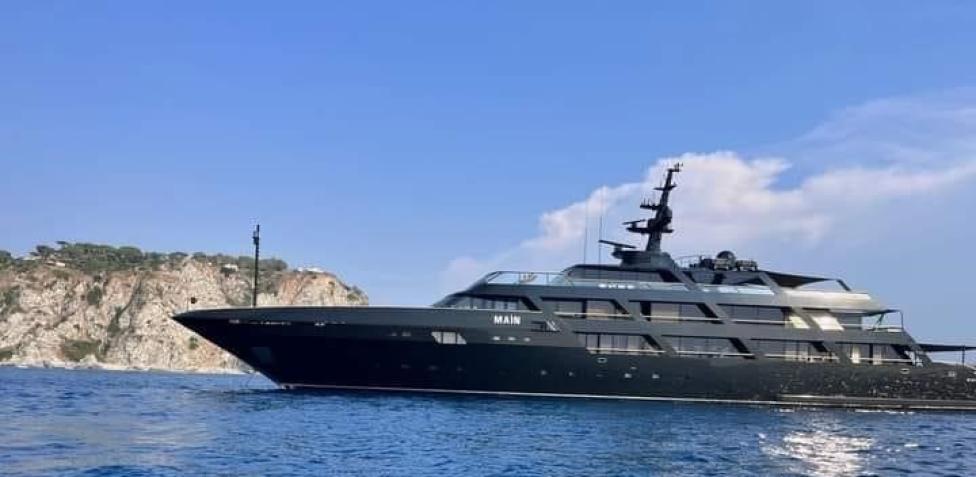 Il mega yacht di Giorgio Armani in Puglia ormeggiato a