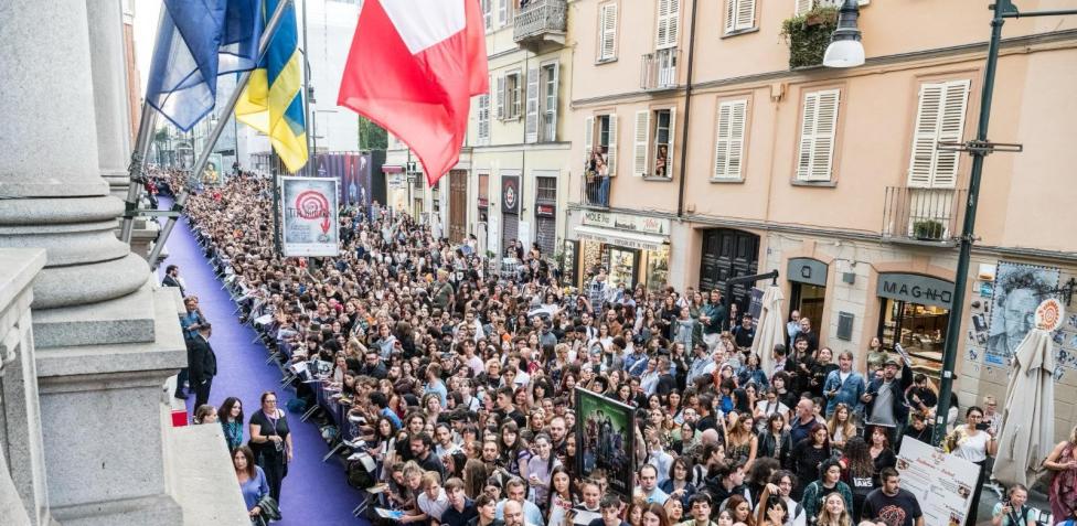 Torino, 10 mila richieste per incontrare Tim Burton: e arriva il «tappeto  viola» per chiedere selfie e autografi