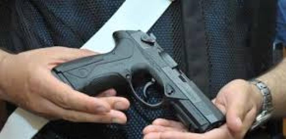 Aversa, alunno trova una pistola nell'aiuola della scuola elementare