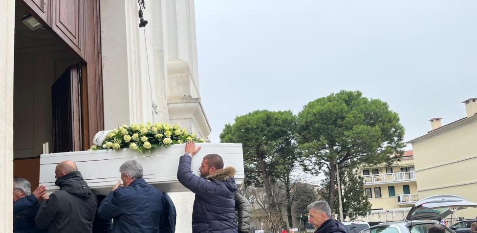 Padova in lutto: in migliaia ai funerali di Giulia Cecchettin. L'abbraccio e  il rumore della folla