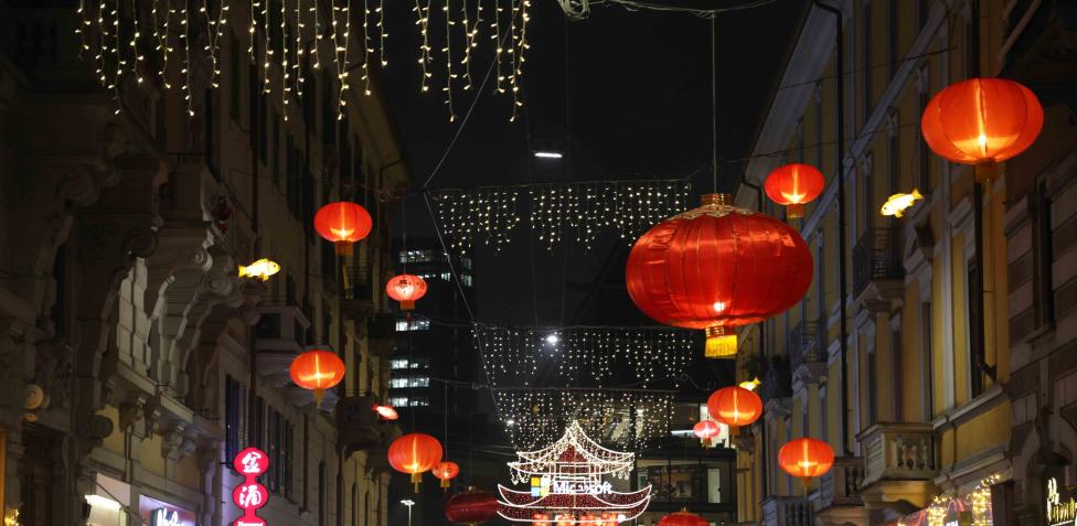 Capodanno cinese a Milano, così via Paolo Sarpi si prepara a festeggiare:  viaggio fotografico tra luci e colori