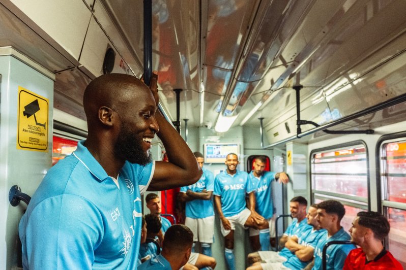 La stazione di Chiaia della Metro fa da sfondo alla foto ufficiale del Napoli