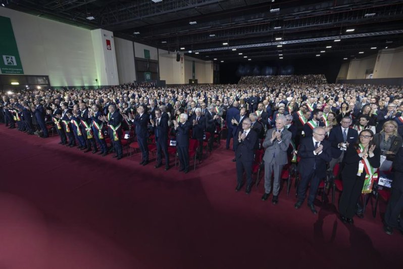 L'assemblea Anci a Torino, applausi per Mattarella e il suo appello contro l'astensione