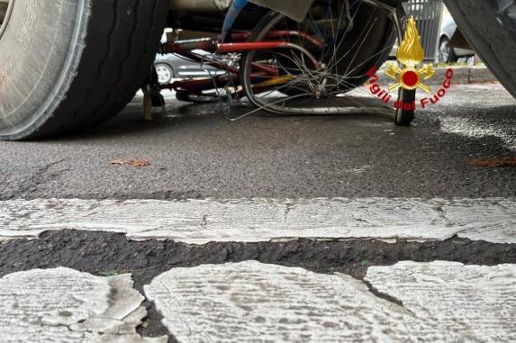 Milano, Donna In Bici Travolta Da Betoniera: Le Immagini Dell'incidente ...