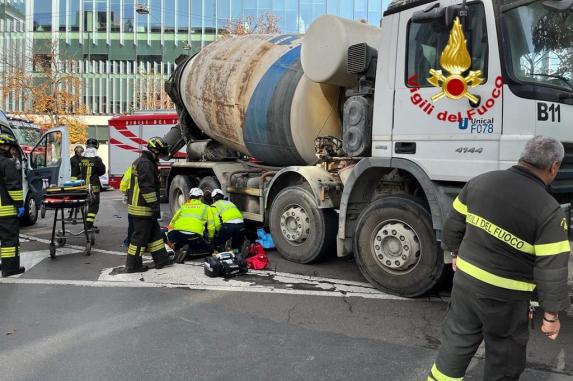 Milano, Donna In Bici Travolta Da Betoniera: Le Immagini Dell'incidente ...