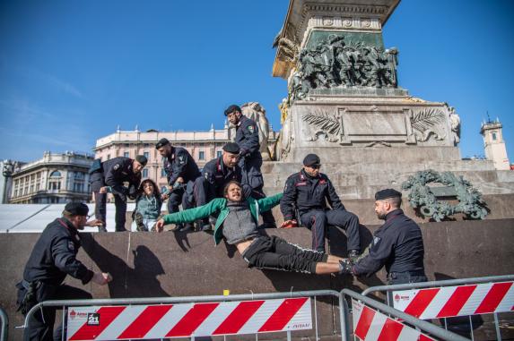 Nuovo Blitz Di Ultima Generazione A Milano In Piazza Duomo, Imbrattato ...