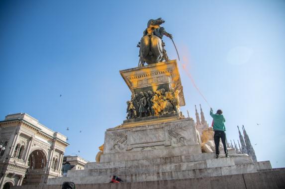 Nuovo Blitz Di Ultima Generazione A Milano In Piazza Duomo, Imbrattato ...