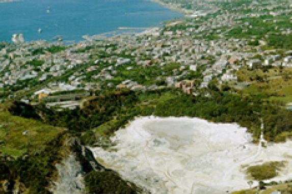 Pozzuoli Tragedia Alla Solfatara Tre Morti Nel Cratere Corriereit