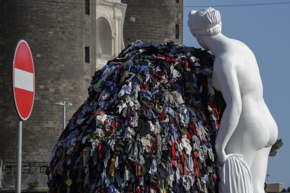 Pistoletto A Napoli Inaugurata La Venere Degli Stracci Al Municipio