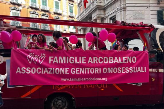 Napoli Pride, Il Sindaco Manfredi E Anna Tatangelo In Testa Al Corteo ...