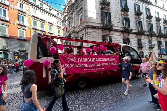 Napoli Pride, Il Sindaco Manfredi E Anna Tatangelo In Testa Al Corteo ...