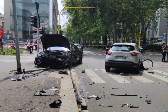 Incidente In Piazzale Lodi, Schianto Tra Due Auto: Pedone Investito ...