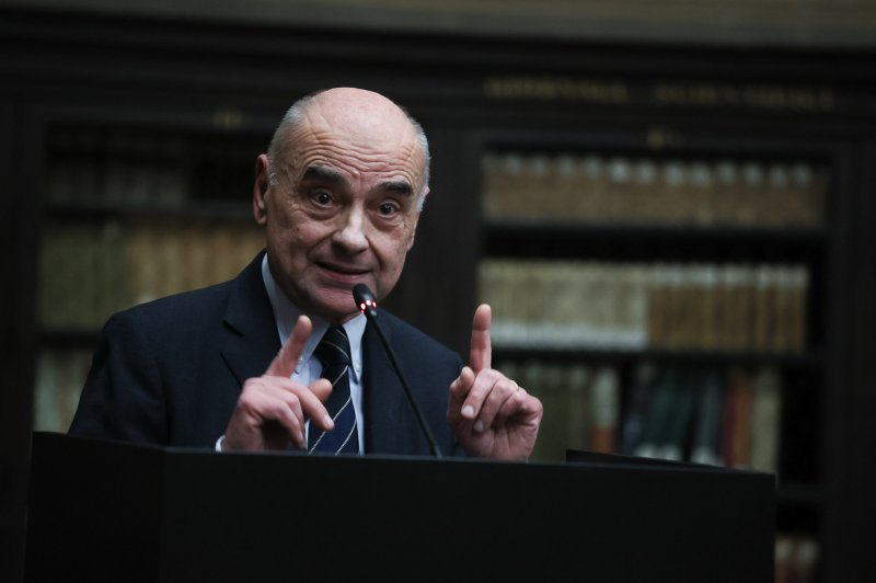 Il funerale di Eugenio sulla bara la bandiera rossa con la