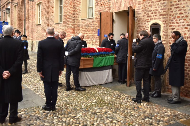 I Funerali Di Vittorio Emanuele Di Savoia Il Feretro A Venaria La Camera Ardente Corriere It