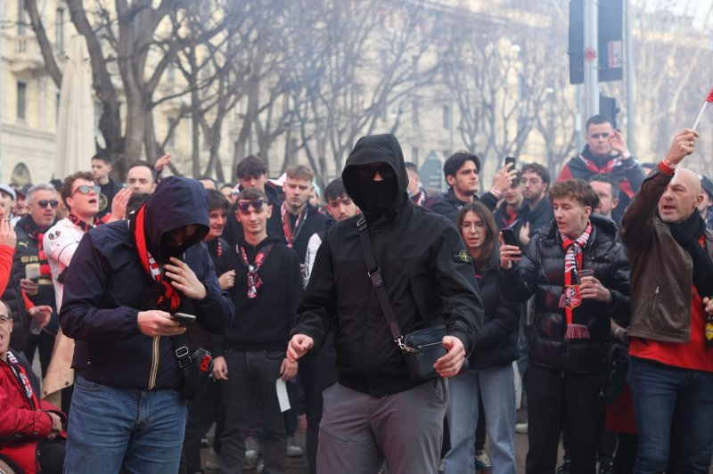 Milano, L'invasione Dei 7 Mila Tifosi Del Rennes Per La Partita Di ...