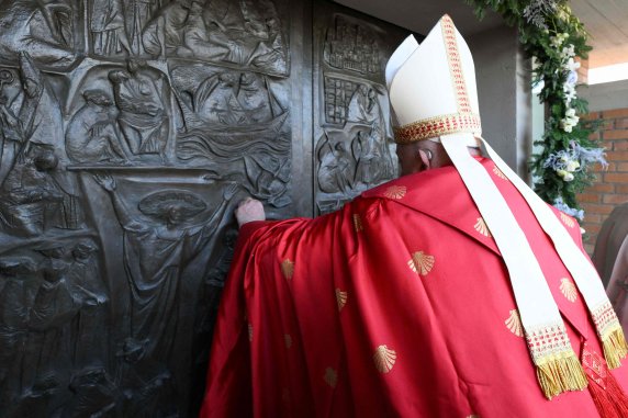 Perché Si Apre La Porta Santa Le immagini del Papa che apre la Porta Santa nel carcere di Rebibbia