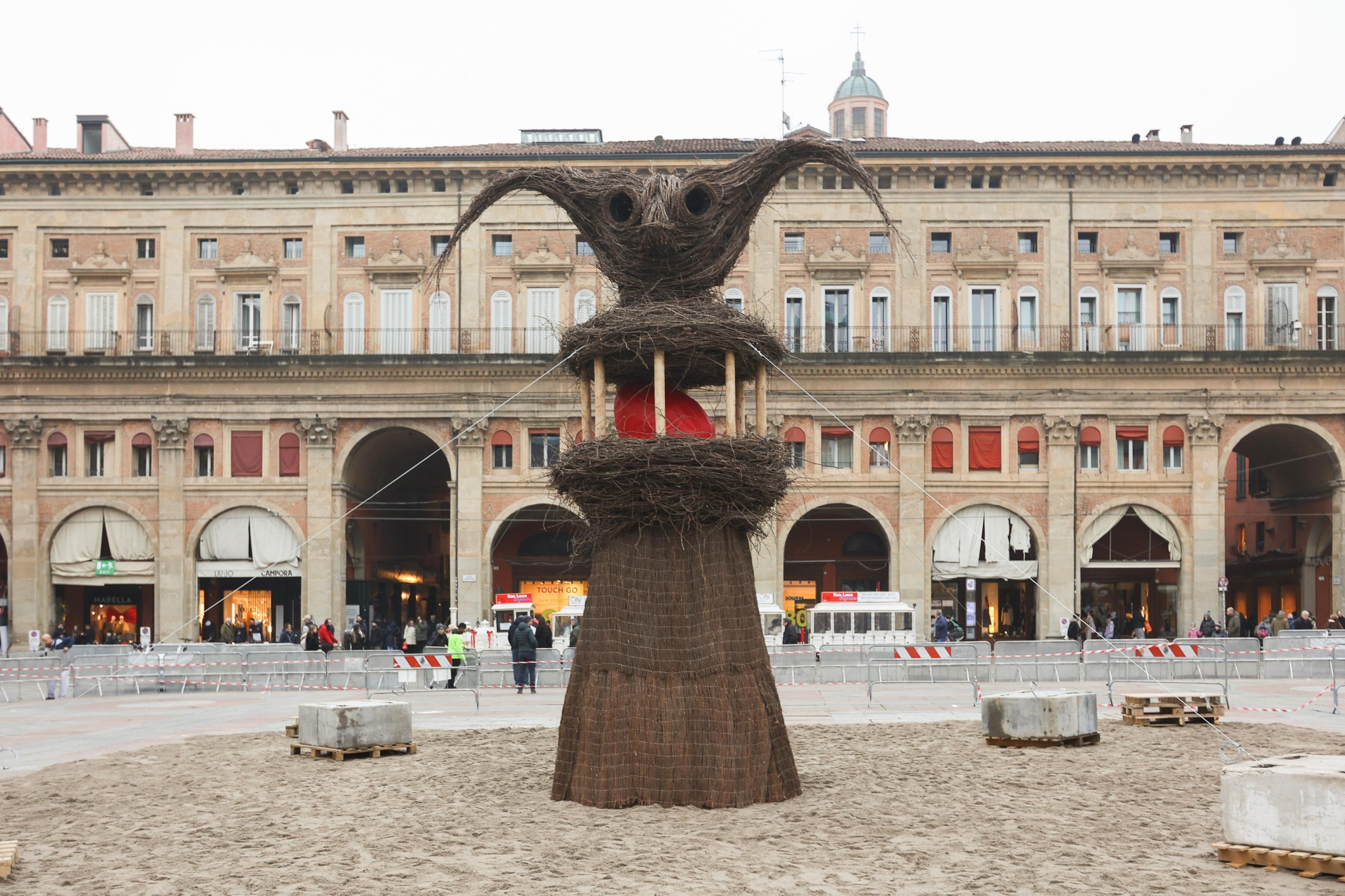 Bologna, le foto del Vecchione in piazza Maggiore: il «Gremlin oviparo»  brucerà nel rogo di Capodanno | Corriere.it, image size:1984x1322