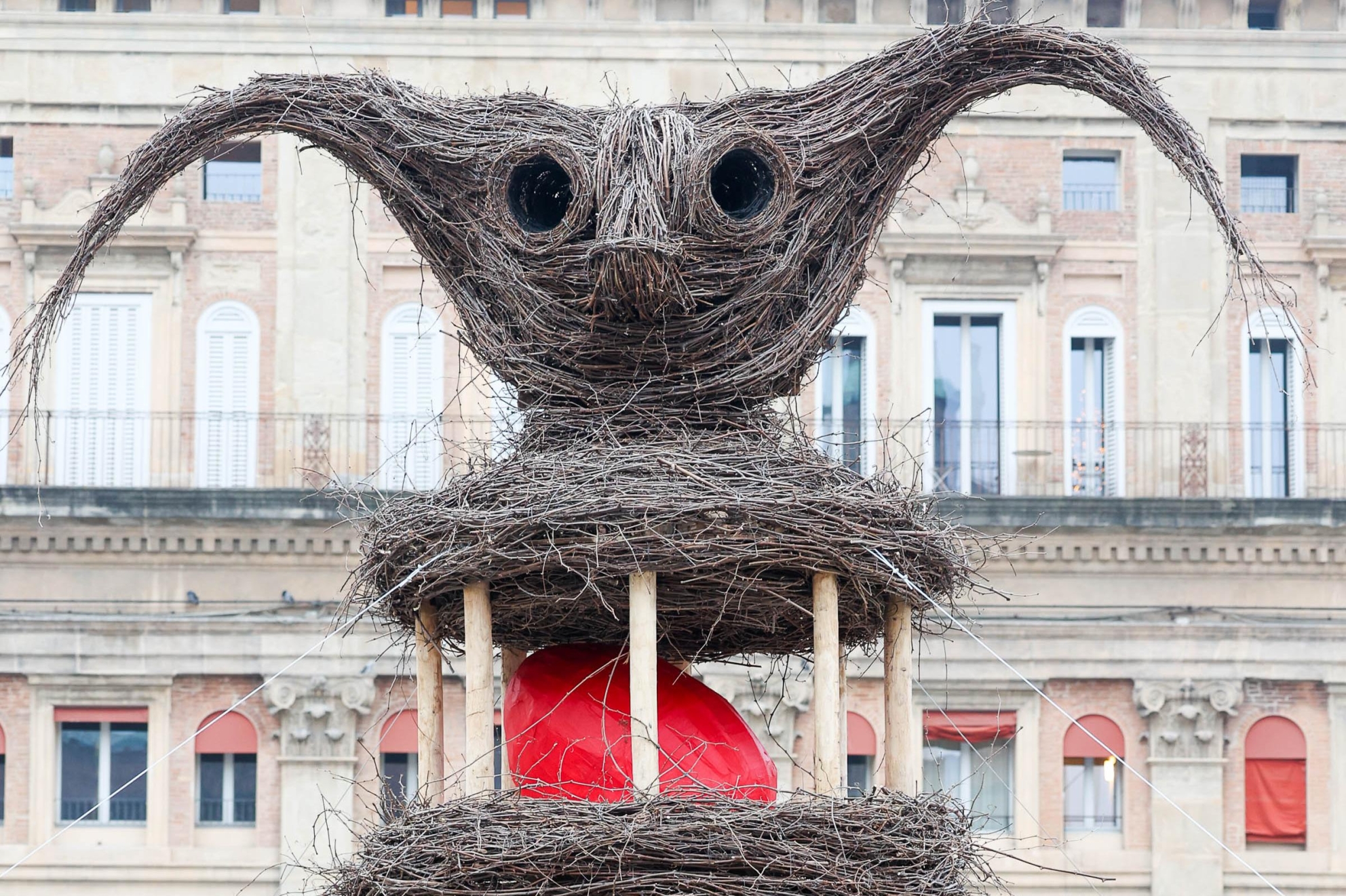 Bologna, le foto del Vecchione in piazza Maggiore: il «Gremlin oviparo»  brucerà nel rogo di Capodanno | Corriere.it, image size:1984x1322