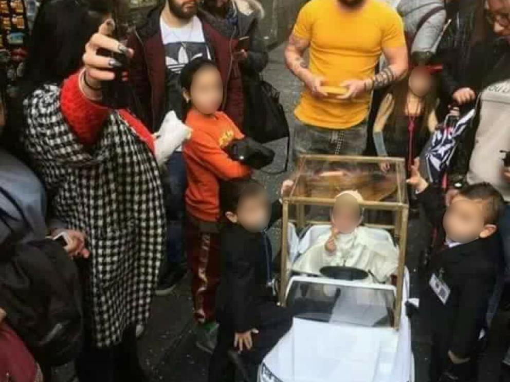 Carnevale a Napoli: è il bimbo vestito da Papa il più originale