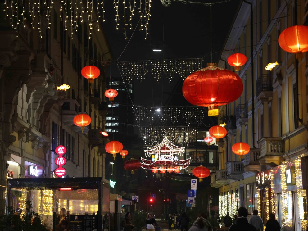 Capodanno cinese a Milano, così via Paolo Sarpi si prepara a festeggiare:  viaggio fotografico tra luci e colori
