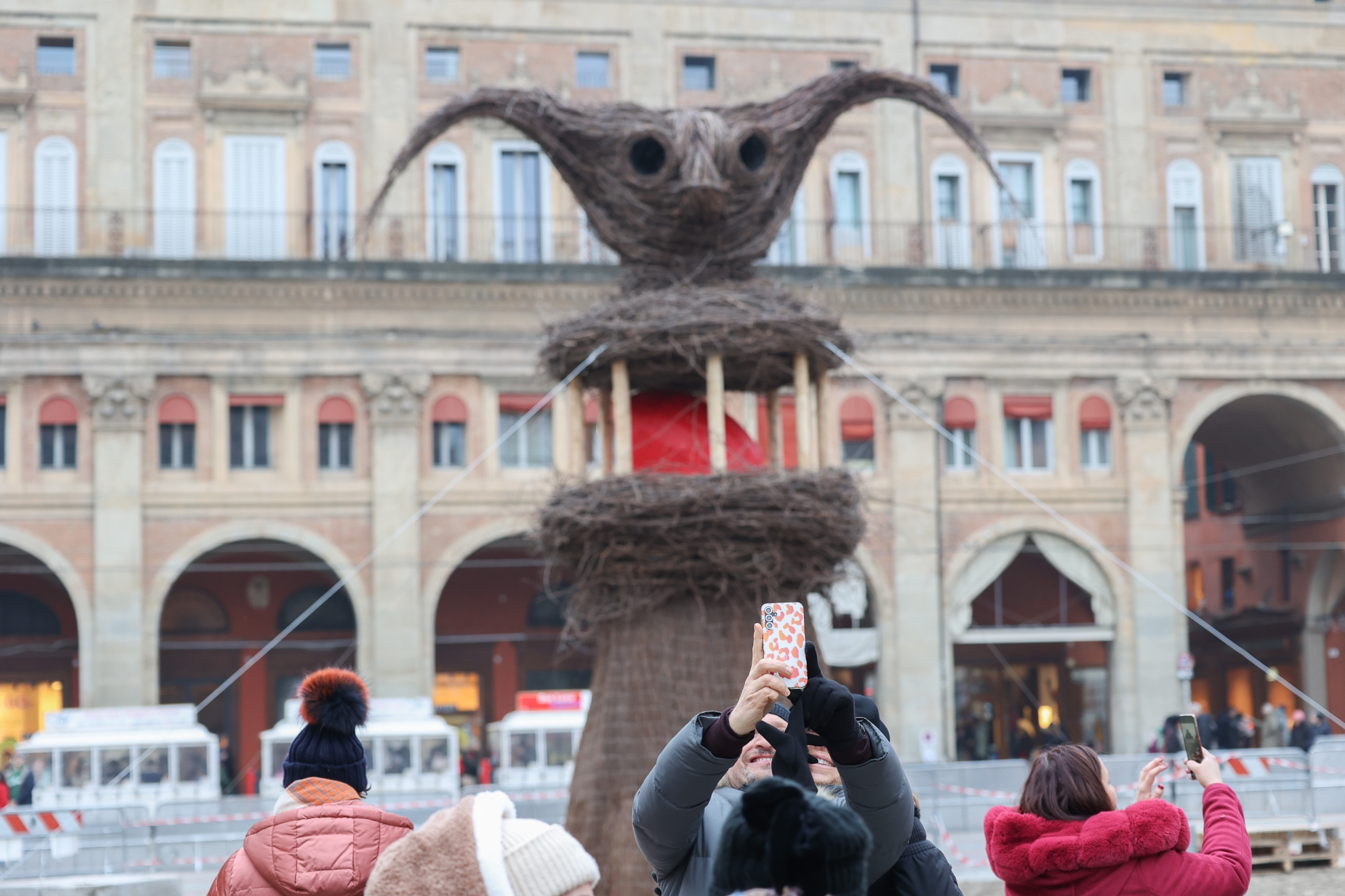 Bologna, le foto del Vecchione in piazza Maggiore: il «Gremlin oviparo»  brucerà nel rogo di Capodanno | Corriere.it, image size:1984x1322