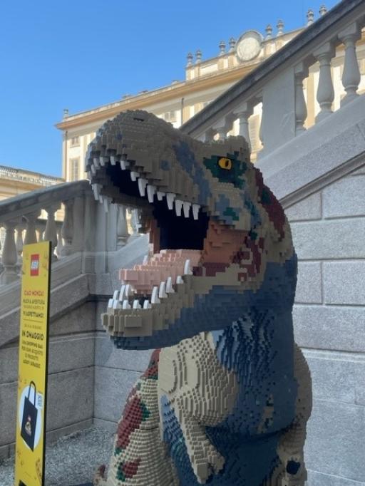 Monza e i Lego: il T-Rex alla Villa Reale e il nuovo negozio