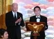 Joe Biden con il primo ministro giapponese Fumio Kishida (Afp) 