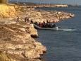 Col gommone fin sulle rocce: ecco come sbarcano (e si danno alla fuga) i migranti a Marsala
