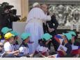 Benigni da Papa Francesco, il monologo nella giornata dei bambini: «Costruite un mondo migliore, noi non ci siamo riusciti». Poi il bacio e la battuta: «Facciamo il campo largo?»