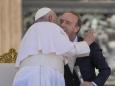 Il bacio di Roberto Benigni a Papa Francesco: «a che servono i baci se non si danno? Questo ne vale centomila»