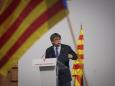 L'ex leader latitante Puigdemont sul palco a Barcellona: «Lunga vita alla Catalogna libera!»