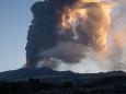 Catania, divieto di circolazione per le moto dopo la nuova eruzione dell'Etna. Chiuso (e poi riaperto) l'aeroporto