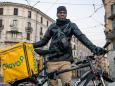 Sissoko, 28 anni, originario del Mali, da due mesi consegna cibo a domicilio con Glovo. Si dice soddisfatto del lavoro, anche se a Natale e Capodanno ce n’è poco (Fotogramma)