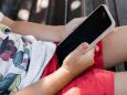 Smartphone e dipendenza, lo psichiatra contro il divieto: «Rischi inesistenti se i ragazzi sono sereni e amati»