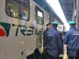 Linea Milano-Lecco, treni sospesi tra Arcore e Carnate per la presenza di persone sui binari: «Lanciavano sassi contro i convogli»